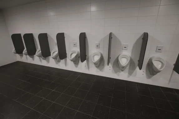 Urinale Trennwände